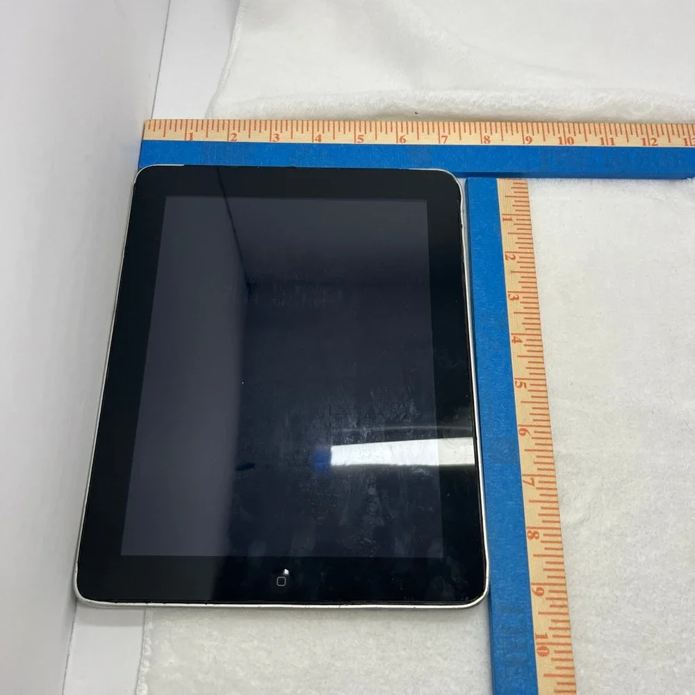 Apple iPad 1st Gen Tablet 32GB‎ Silver Fair Broken For Parts A1337 WiFi 3G Tech